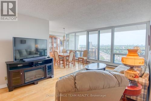 2006 - 1195 Richmond Road, Ottawa, ON - Indoor Photo Showing Living Room