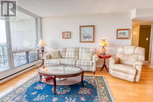 2006 - 1195 Richmond Road, Ottawa, ON - Indoor Photo Showing Living Room