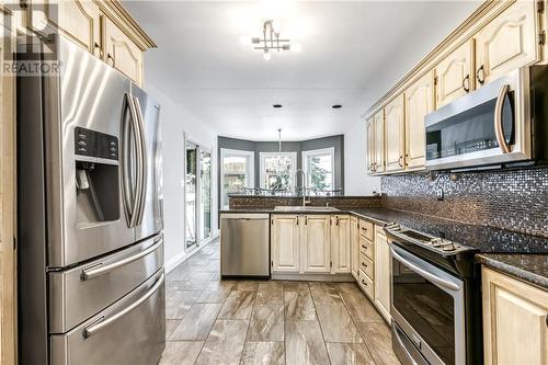 433 Raymond Crescent, Azilda, ON - Indoor Photo Showing Kitchen With Upgraded Kitchen
