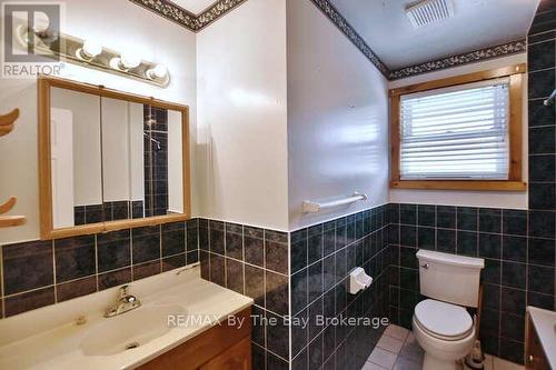 Main floor bathroom - 445 Fifth Street, Collingwood, ON - Indoor Photo Showing Bathroom