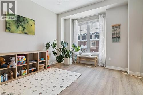 Living area featuring light wood-type flooring and baseboards - 2220 Queensway Drive Unit# 15, Burlington, ON - Indoor