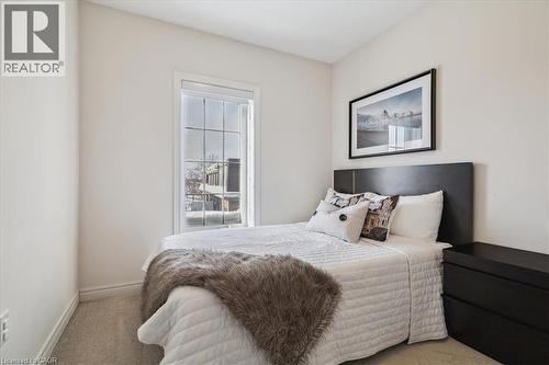Bedroom with carpet floors and baseboards - 2220 Queensway Drive Unit# 15, Burlington, ON - Indoor Photo Showing Bedroom