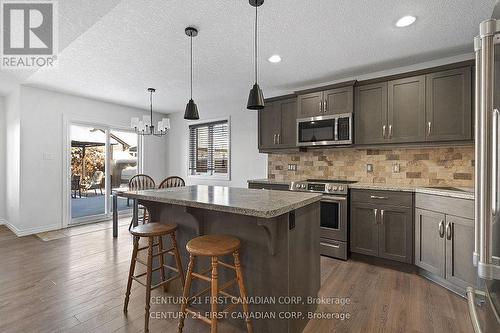 46 Westlake Drive, St. Thomas, ON - Indoor Photo Showing Kitchen With Upgraded Kitchen