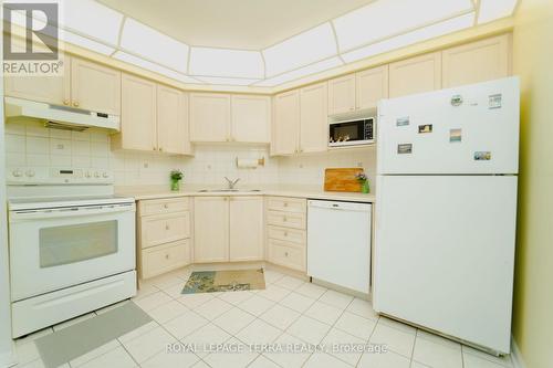 702 - 1400 The Esplanade N, Pickering, ON - Indoor Photo Showing Kitchen