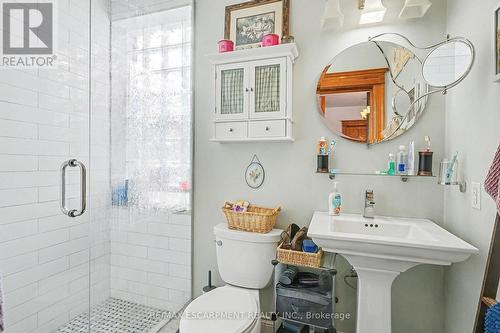 1316 King Street E, Hamilton, ON - Indoor Photo Showing Bathroom