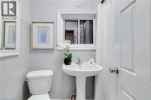 4 Madison Avenue, Hamilton, ON - Indoor Photo Showing Bathroom