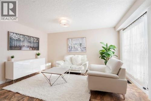 25 Cranwell Place Se, Calgary, AB - Indoor Photo Showing Living Room