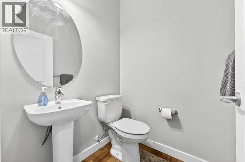 37 Evansfield Manor Nw, Calgary, AB - Indoor Photo Showing Bathroom