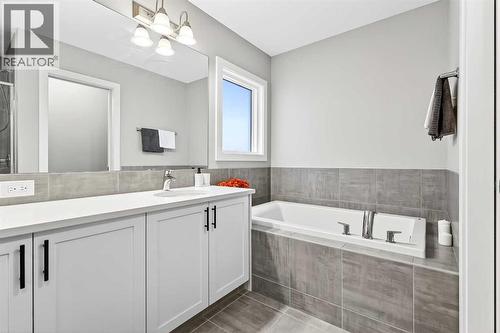37 Evansfield Manor Nw, Calgary, AB - Indoor Photo Showing Bathroom