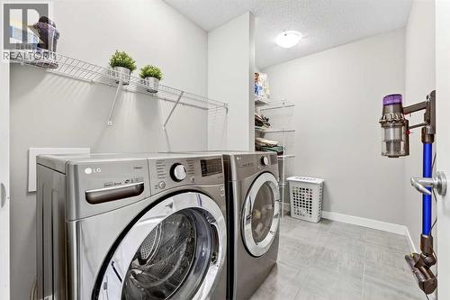 37 Evansfield Manor Nw, Calgary, AB - Indoor Photo Showing Laundry Room