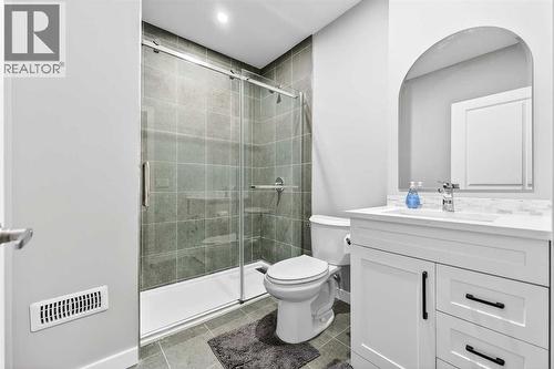 37 Evansfield Manor Nw, Calgary, AB - Indoor Photo Showing Bathroom