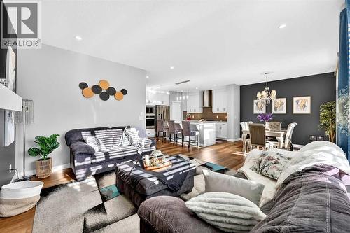 37 Evansfield Manor Nw, Calgary, AB - Indoor Photo Showing Living Room
