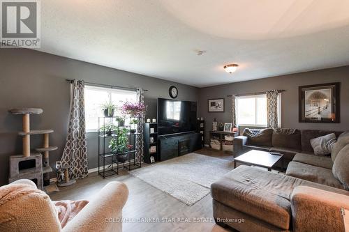 35613 Victoria Street, Southwold (Fingal), ON - Indoor Photo Showing Living Room
