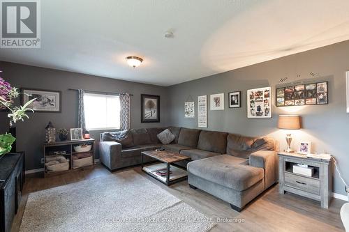 35613 Victoria Street, Southwold (Fingal), ON - Indoor Photo Showing Living Room