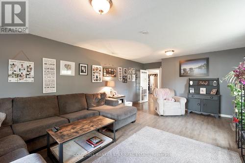 35613 Victoria Street, Southwold (Fingal), ON - Indoor Photo Showing Living Room