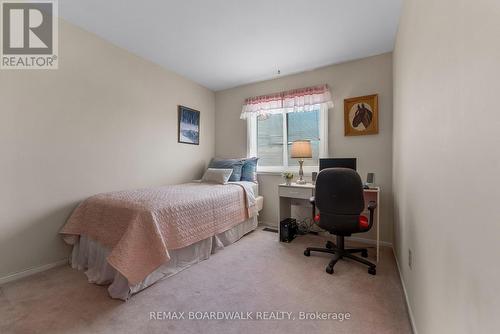 Bedroom #2 w/large window facing front - 402 Sandhamn Private, Ottawa, ON - Indoor Photo Showing Bedroom
