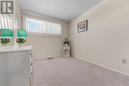 Bedrm #3-long high windows perfect for office/baby - 402 Sandhamn Private, Ottawa, ON - Indoor Photo Showing Other Room