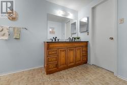 Main bath upstairs w/cheater to primary - 