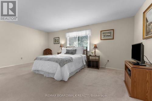 Your private XL oasis - 402 Sandhamn Private, Ottawa, ON - Indoor Photo Showing Bedroom