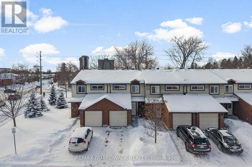 House is second from left w/empty driveway - 402 Sandhamn Private, Ottawa, ON - Outdoor With Facade