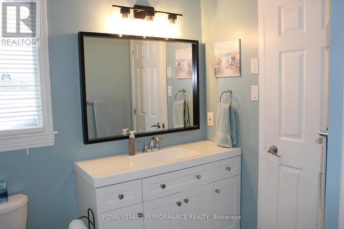 Upper level 4 Pcs Bathroom - 1791 Cumberland Street, Cornwall, ON - Indoor Photo Showing Bathroom