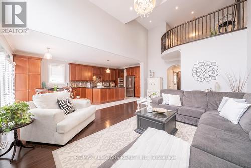 134 Stephensbrook Circle, Whitchurch-Stouffville, ON - Indoor Photo Showing Living Room