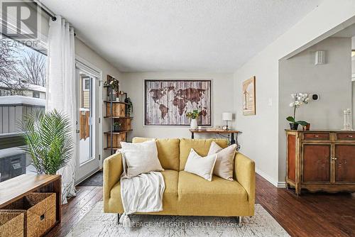 61 - 2003 Falkirk Crescent, Ottawa, ON - Indoor Photo Showing Living Room