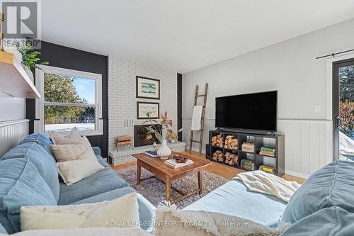 1231 Clothier Court, Ottawa, ON - Indoor Photo Showing Living Room
