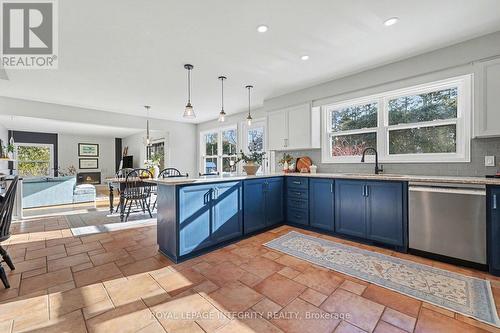 1231 Clothier Court, Ottawa, ON - Indoor Photo Showing Kitchen With Upgraded Kitchen
