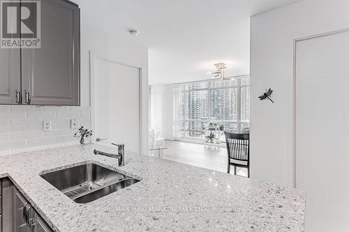 1810 - 381 Front Street W, Toronto, ON - Indoor Photo Showing Kitchen