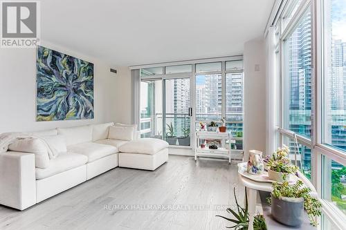 1810 - 381 Front Street W, Toronto, ON - Indoor Photo Showing Living Room