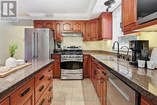 28 Weneil Drive, Hamilton (Freelton), ON - Indoor Photo Showing Kitchen With Double Sink