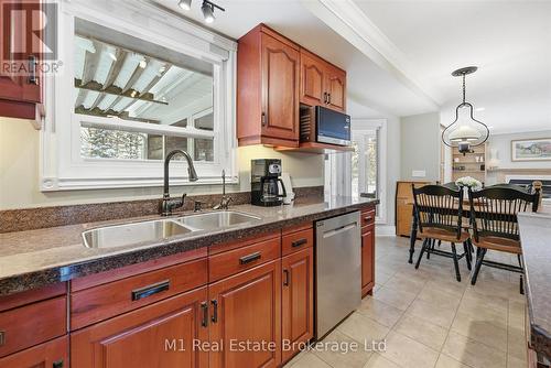 28 Weneil Drive, Hamilton (Freelton), ON - Indoor Photo Showing Kitchen With Double Sink