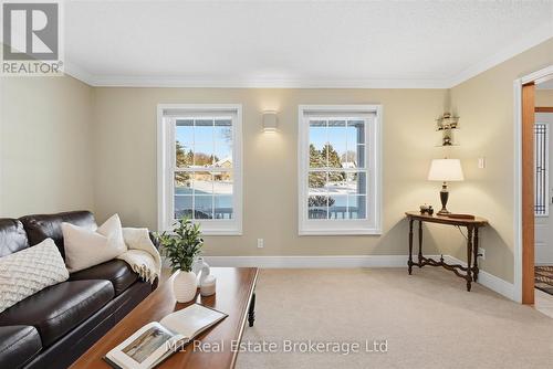 28 Weneil Drive, Hamilton (Freelton), ON - Indoor Photo Showing Living Room