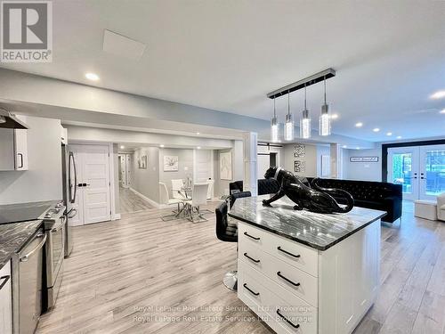 184 Dundas Street E, Hamilton (Waterdown), ON - Indoor Photo Showing Kitchen With Upgraded Kitchen