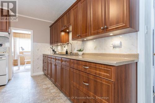9 Caroline Street E, Huntsville (Chaffey), ON - Indoor Photo Showing Kitchen