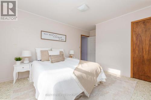 9 Caroline Street E, Huntsville (Chaffey), ON - Indoor Photo Showing Bedroom