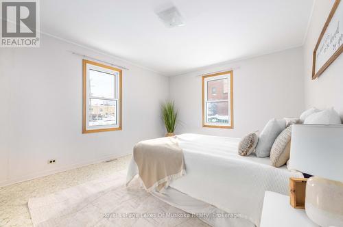 9 Caroline Street E, Huntsville (Chaffey), ON - Indoor Photo Showing Bedroom