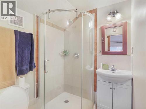 910 8Th Street, Canmore, AB - Indoor Photo Showing Bathroom