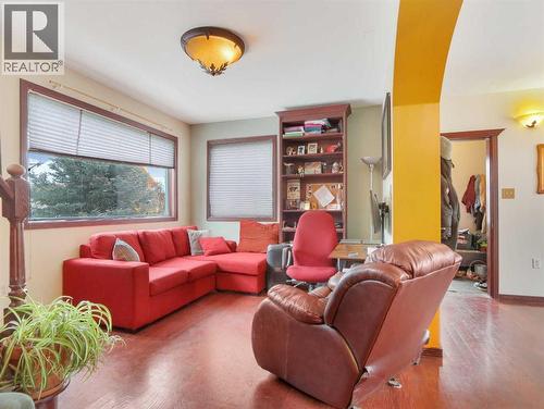 910 Main Street, Canmore, AB - Indoor Photo Showing Living Room