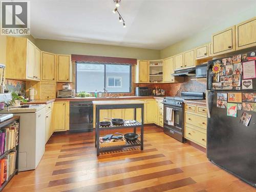 910 Main Street, Canmore, AB - Indoor Photo Showing Kitchen