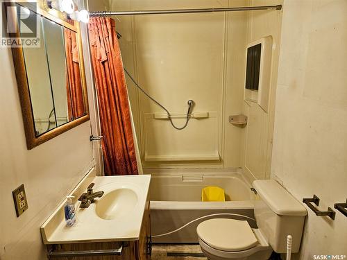 404 Brownlee Street, Herbert, SK - Indoor Photo Showing Bathroom
