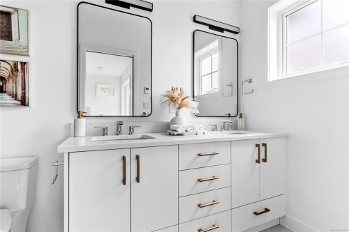 U8-3907 Cedar Hill Rd, Saanich, BC 