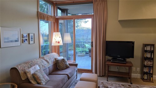 108-5329 Cordova Bay Rd, Saanich, BC - Indoor Photo Showing Living Room