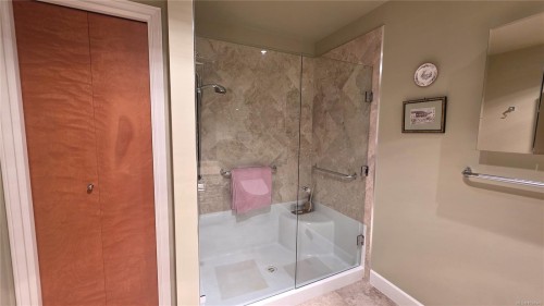 108-5329 Cordova Bay Rd, Saanich, BC - Indoor Photo Showing Bathroom