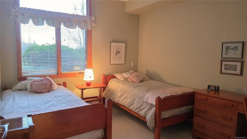 108-5329 Cordova Bay Rd, Saanich, BC - Indoor Photo Showing Bedroom