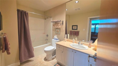 108-5329 Cordova Bay Rd, Saanich, BC - Indoor Photo Showing Bathroom