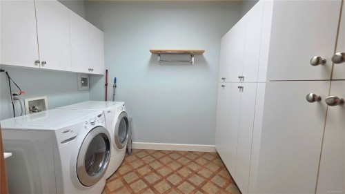 108-5329 Cordova Bay Rd, Saanich, BC - Indoor Photo Showing Laundry Room