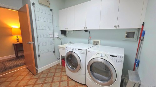 108-5329 Cordova Bay Rd, Saanich, BC - Indoor Photo Showing Laundry Room