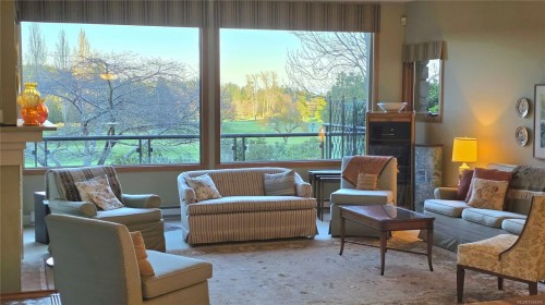 108-5329 Cordova Bay Rd, Saanich, BC - Indoor Photo Showing Living Room